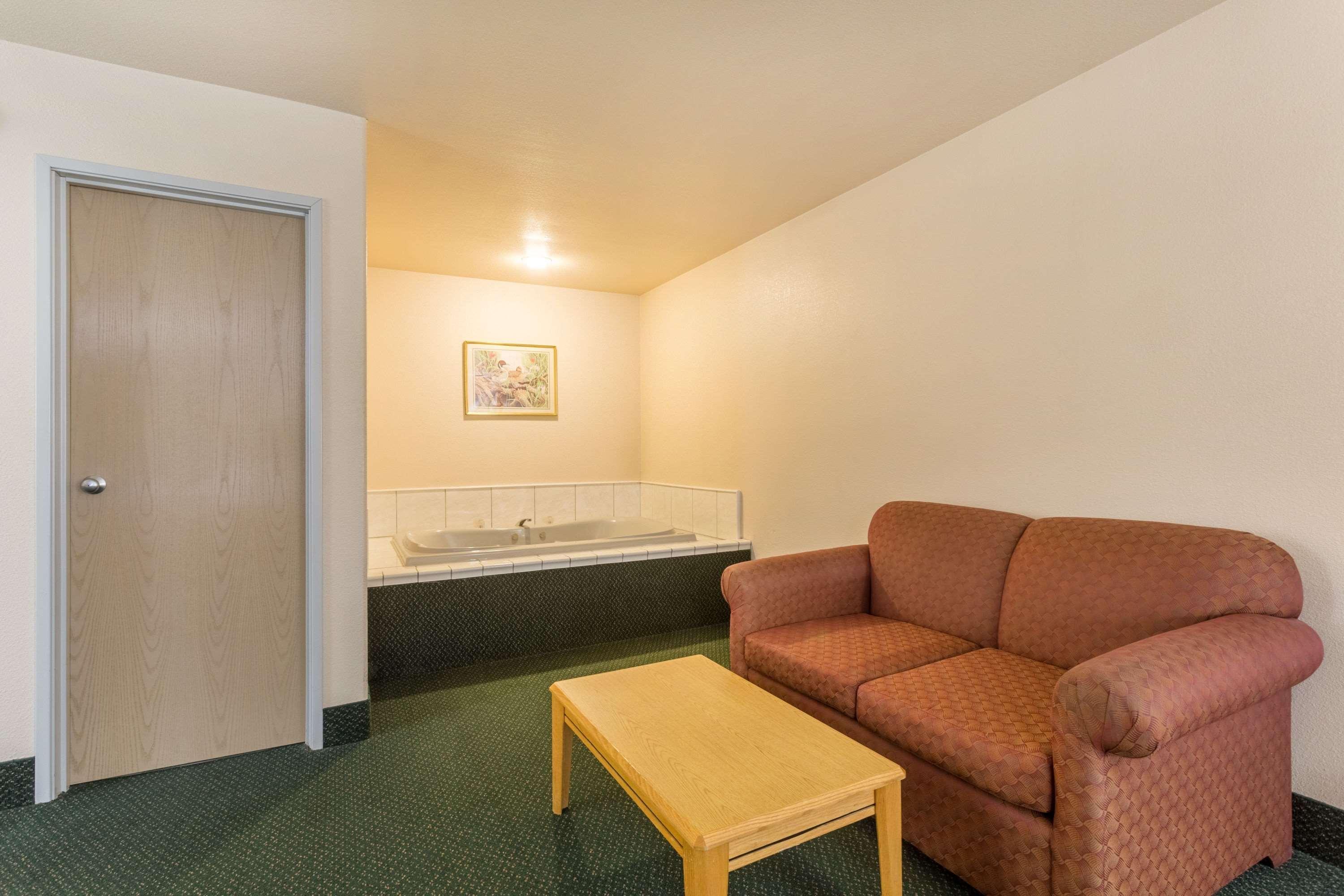 Super 8 By Wyndham Hamilton Otel Dış mekan fotoğraf
